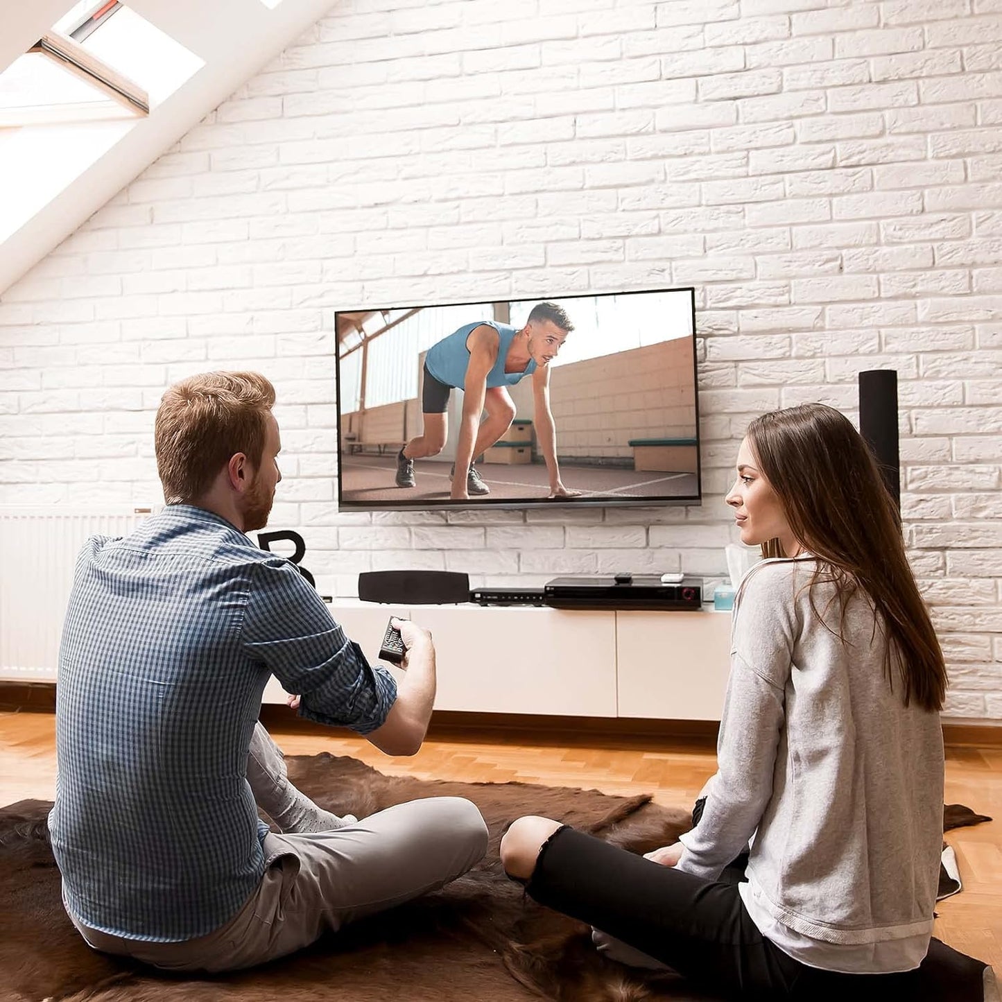 TV Wall Bracket for 17-43 inch TVs, Swivels Tilts TV Wall Mount for Flat & Curved TV,VESA 75x75mm to 200x200mm up to 20kg